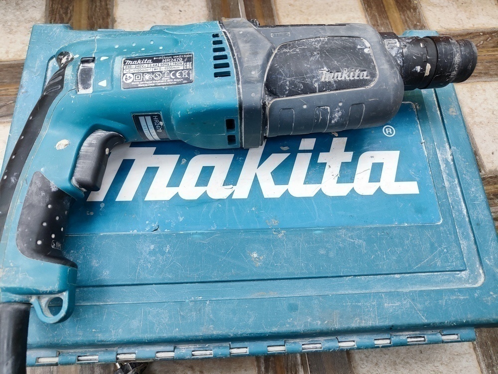 Перфоратор Makita HR 2470