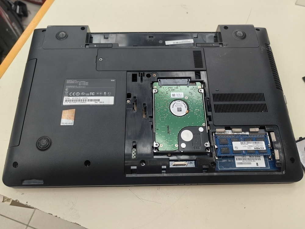 Ноутбук Samsung NP355E5C; E2-1800, Intel UHD Graphics, 2 Гб, Нет, 320 Гб