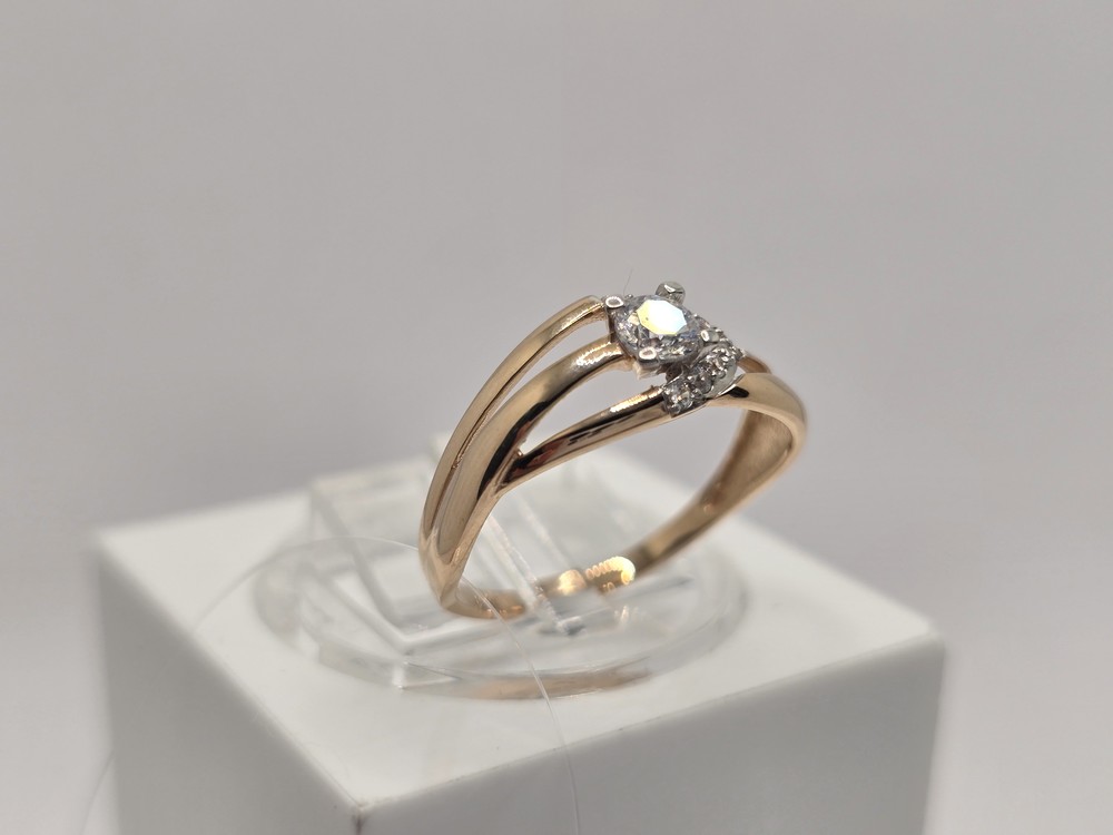 КОЛЬЦО С КАМНЯМИ (Au 585)