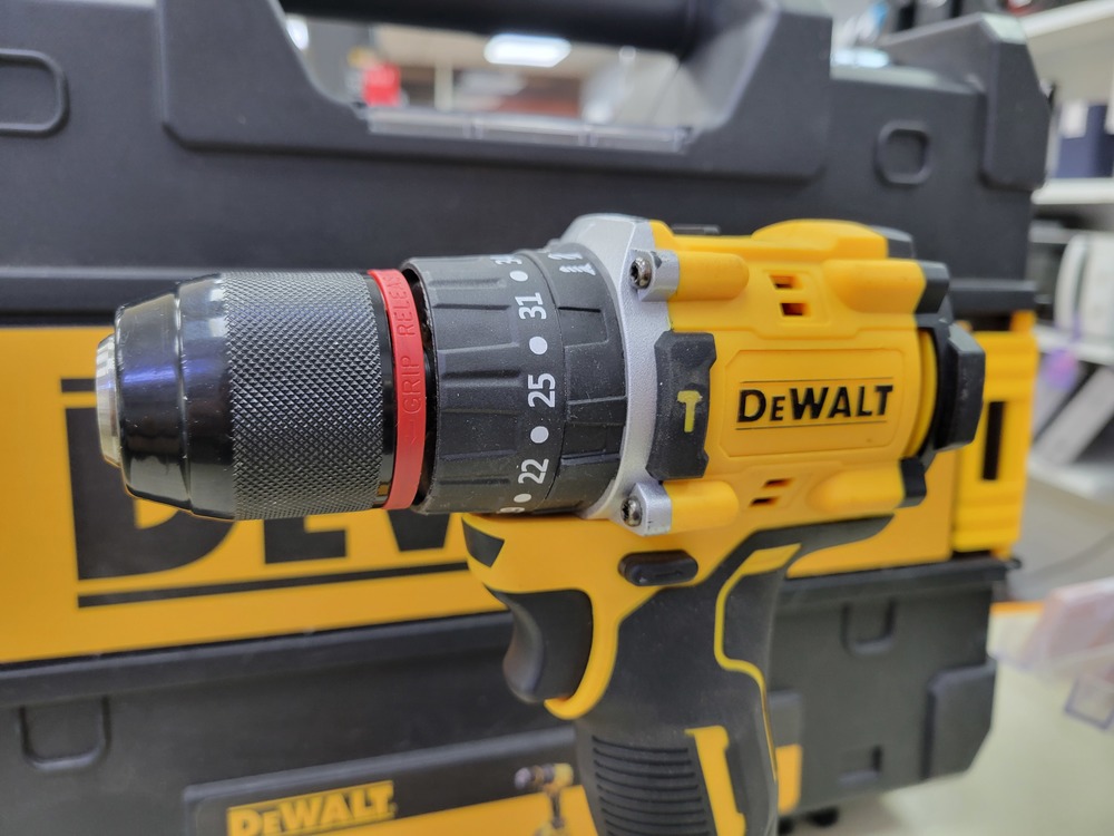 Шуруповерт Dewalt 18V XR;