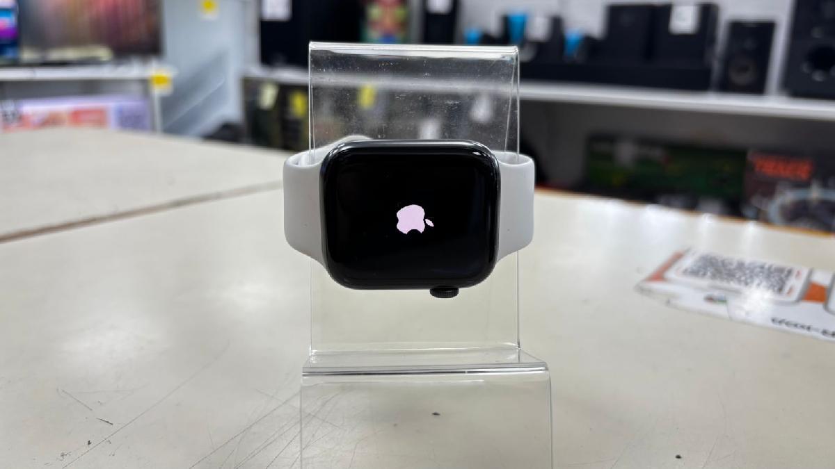 Смарт-часы Apple Watch SE 44mm
