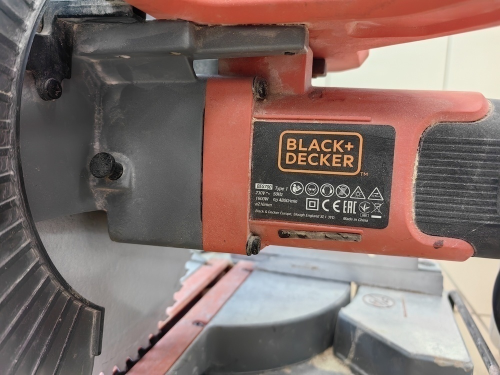 Торцовочная пила Black&Decker BES700