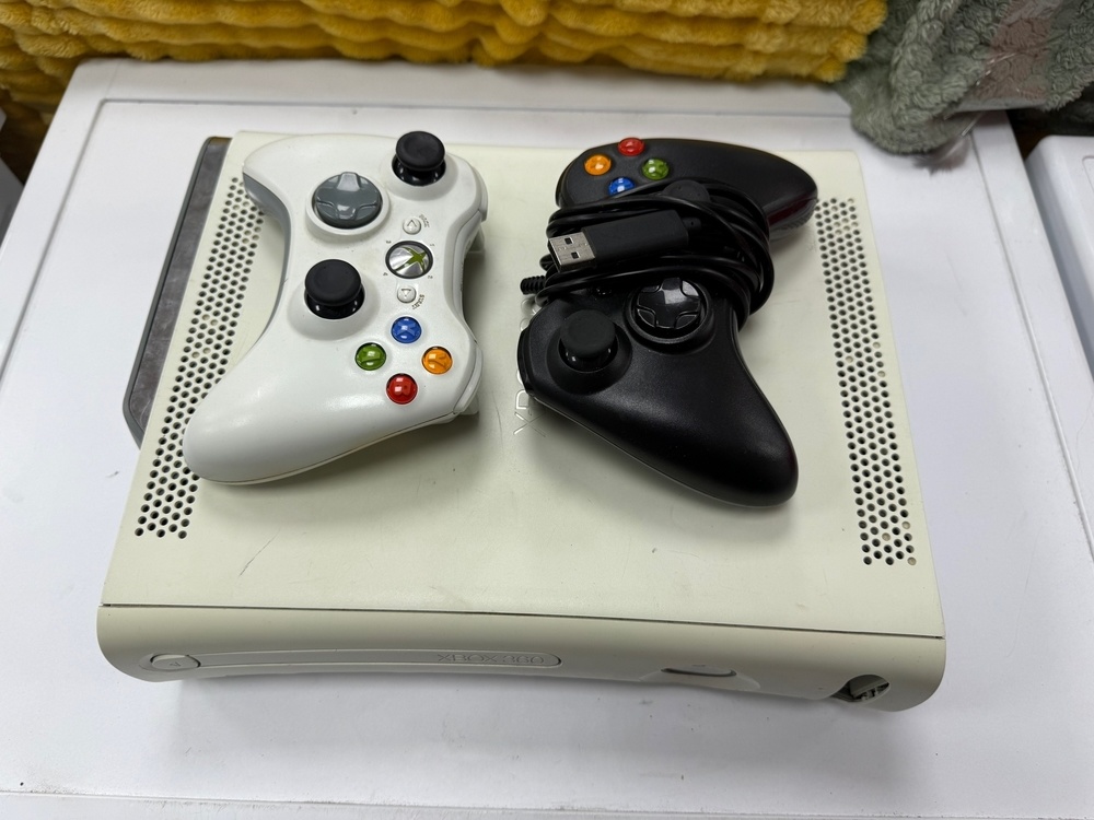 Игровая приставка Xbox 360;