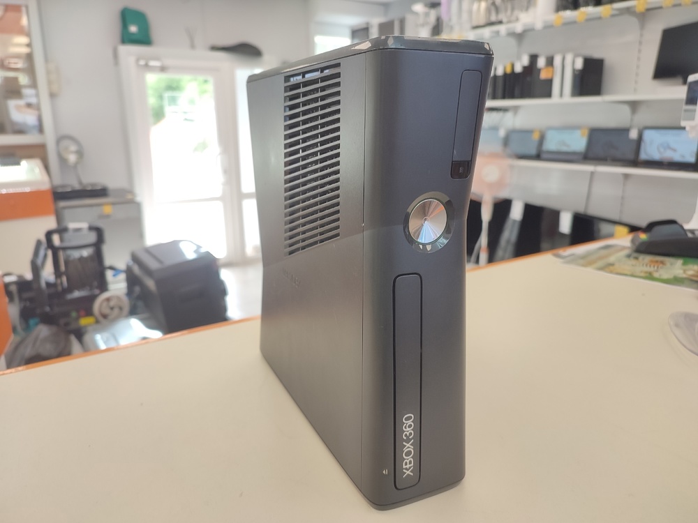 Игровая приставка Xbox 360;