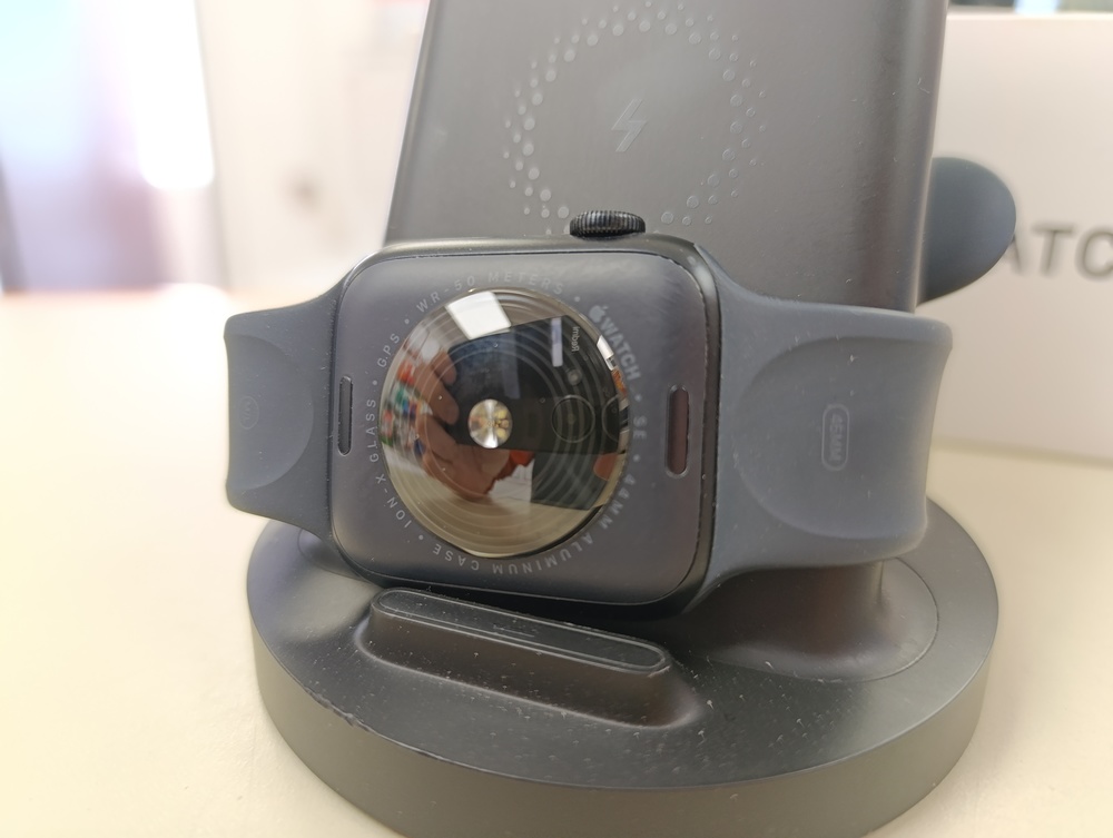 Смарт-часы Apple Watch SE 44mm