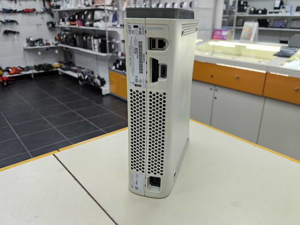 Игровая приставка Xbox 360;
