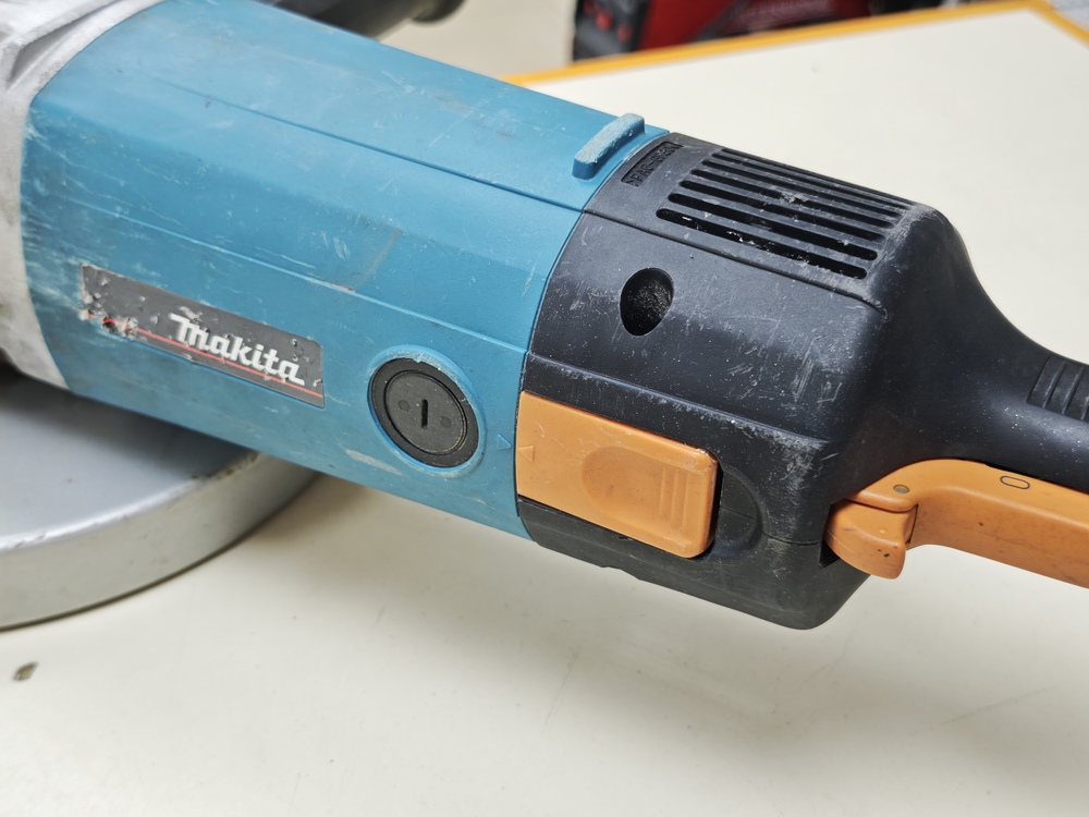 Угловая шлифмашина Makita 9079S