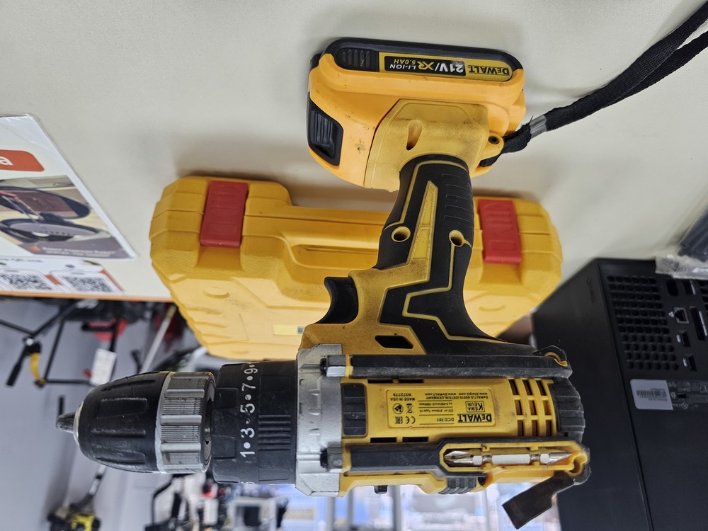 Шуруповерт Dewalt DCD701;