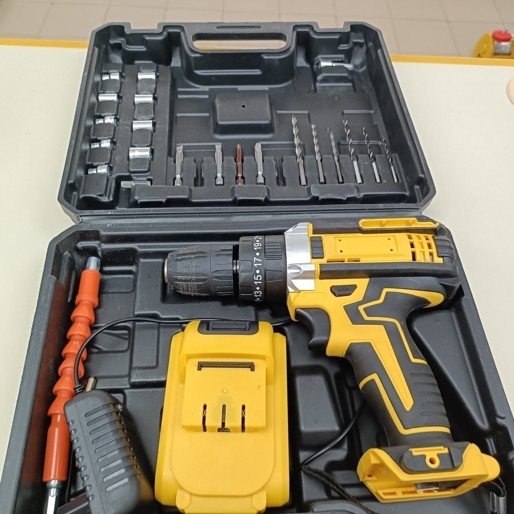 Шуруповерт Dewalt NoName