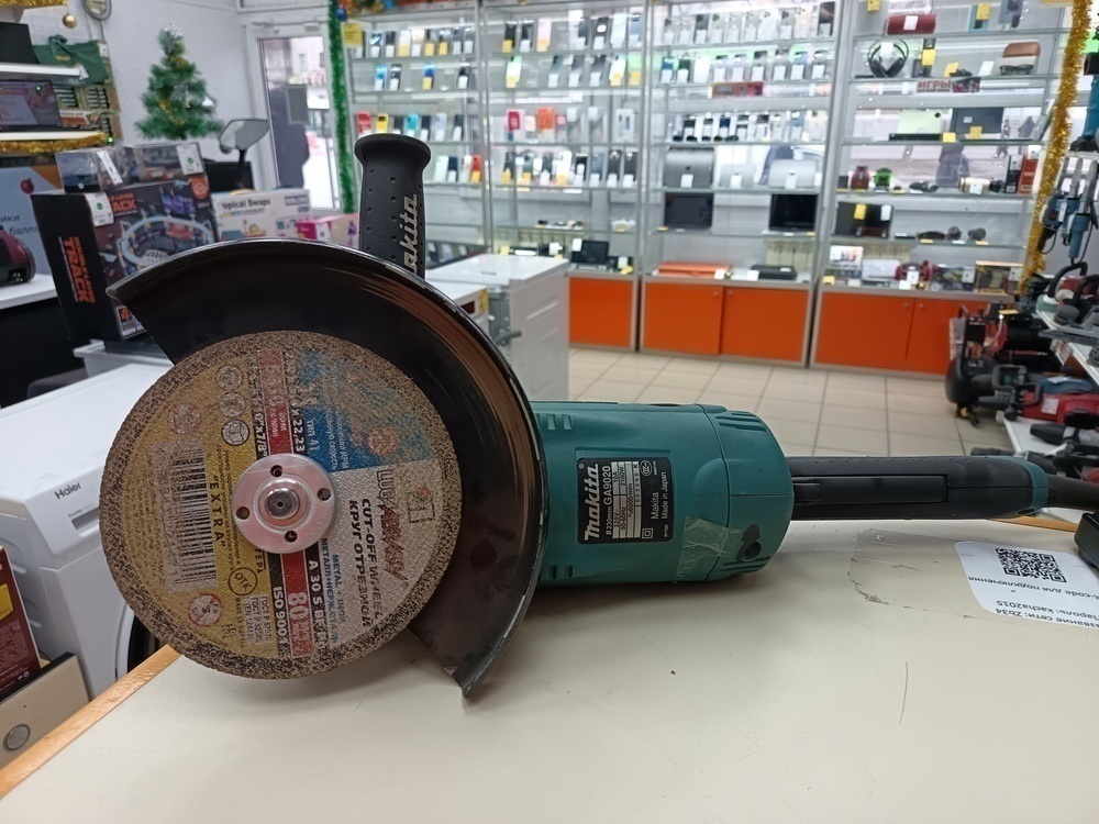 Угловая шлифмашина Makita GA9020.