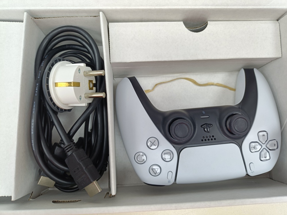 Игровая приставка PlayStation 5 825Gb (С дисководом)