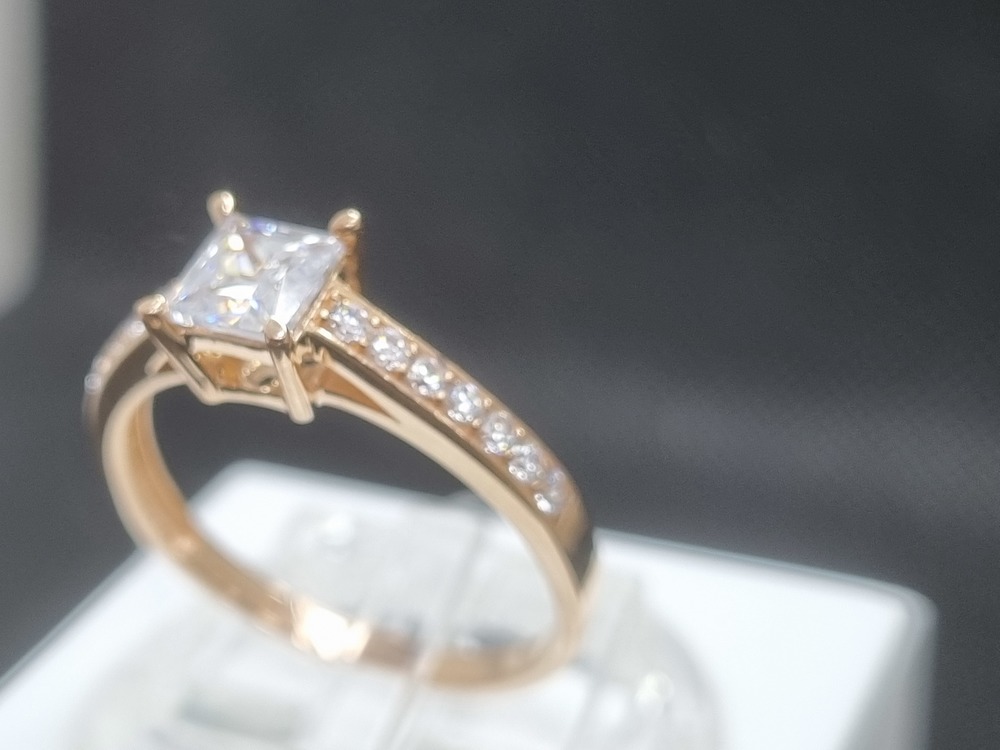 КОЛЬЦО С КАМНЯМИ (Au 585)