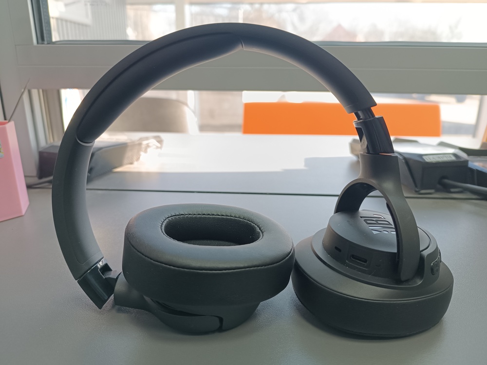 Наушники беспроводные JBL Tune 720BT;