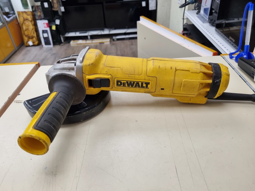 Угловая шлифмашина Dewalt DWE4238;