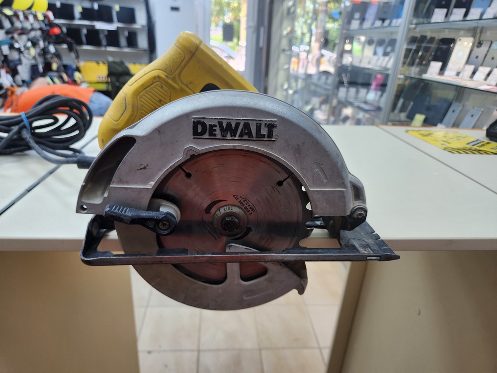 Дисковая пила Dewalt DWE 560