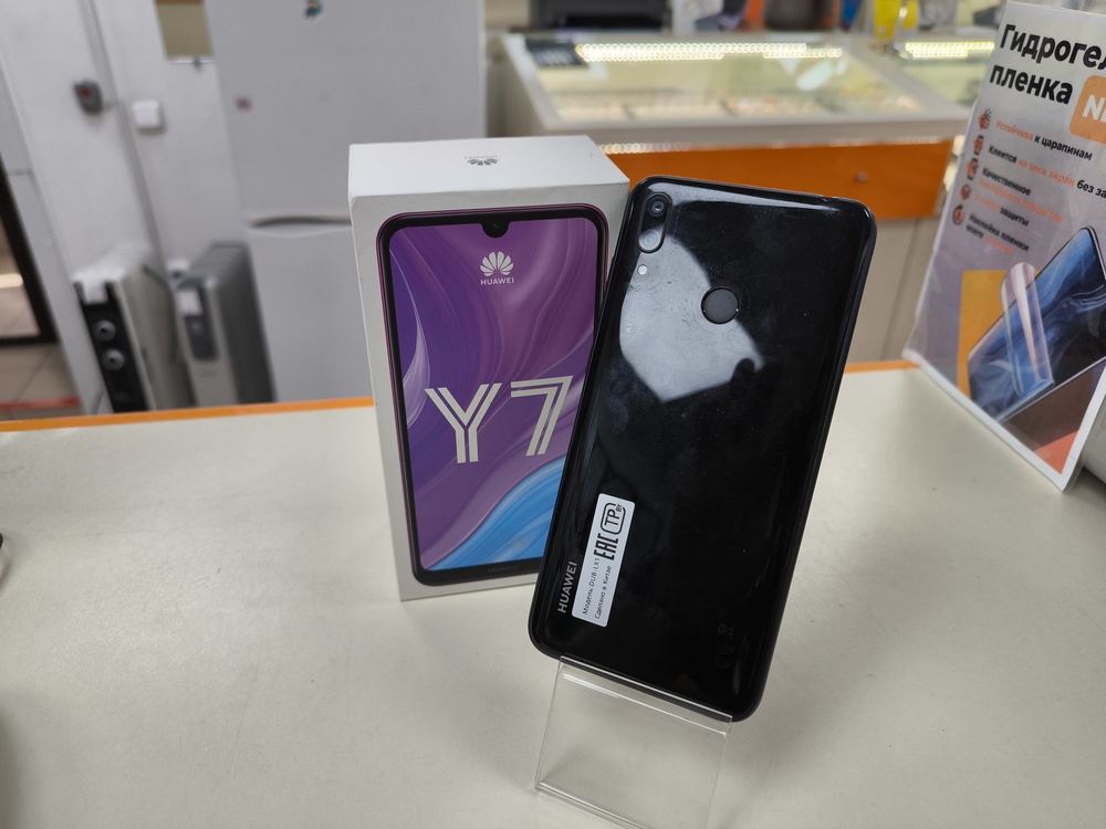Смартфон Huawei Y7 4/64