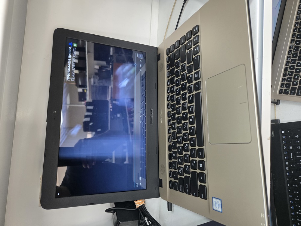 Ноутбук ASUS; Core i3-6006U, Intel UHD Graphics, 8 Гб, Нет, 1 Tb