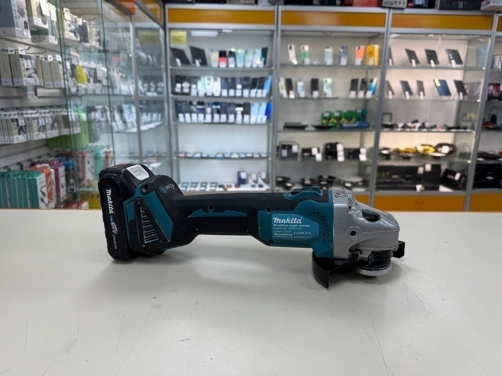 Угловая шлифмашина Makita 9558HM