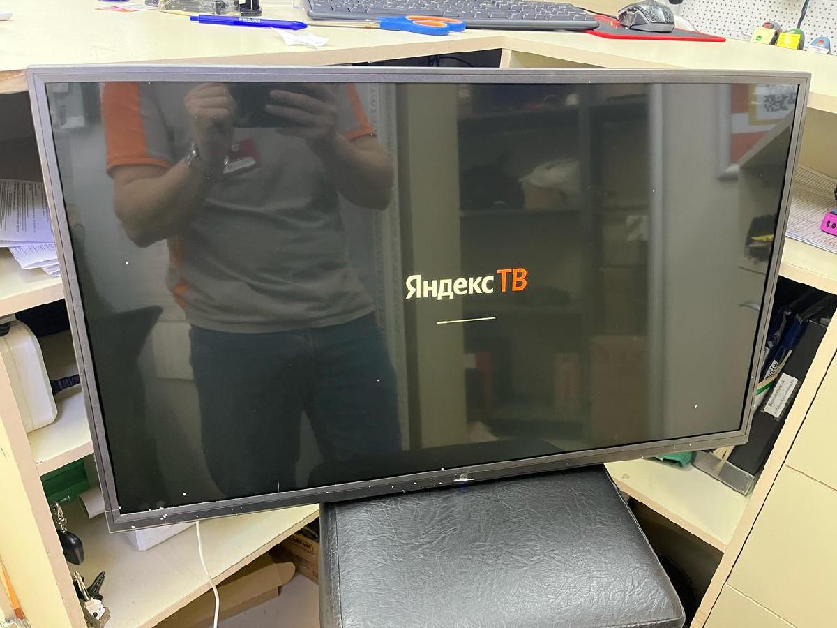 LED Телевизор HI VHIX-32F102TSY