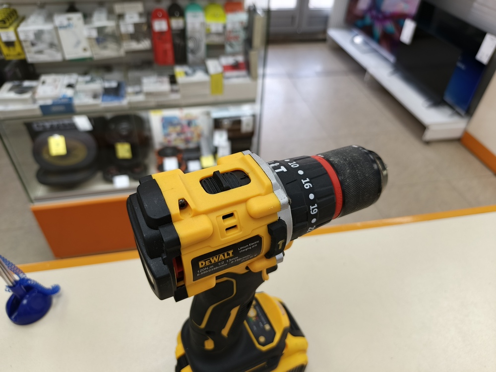 Шуруповерт Dewalt 18V XR;