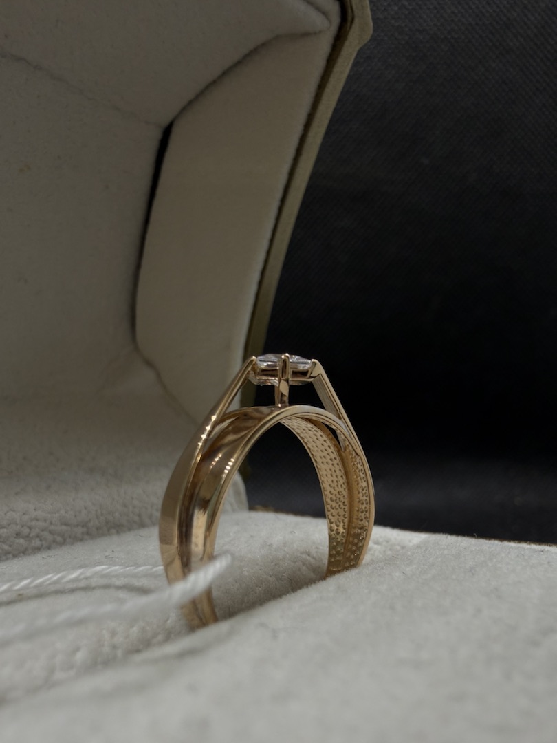 КОЛКМ585 КОЛЬЦО С КАМНЕМ (Au 585)