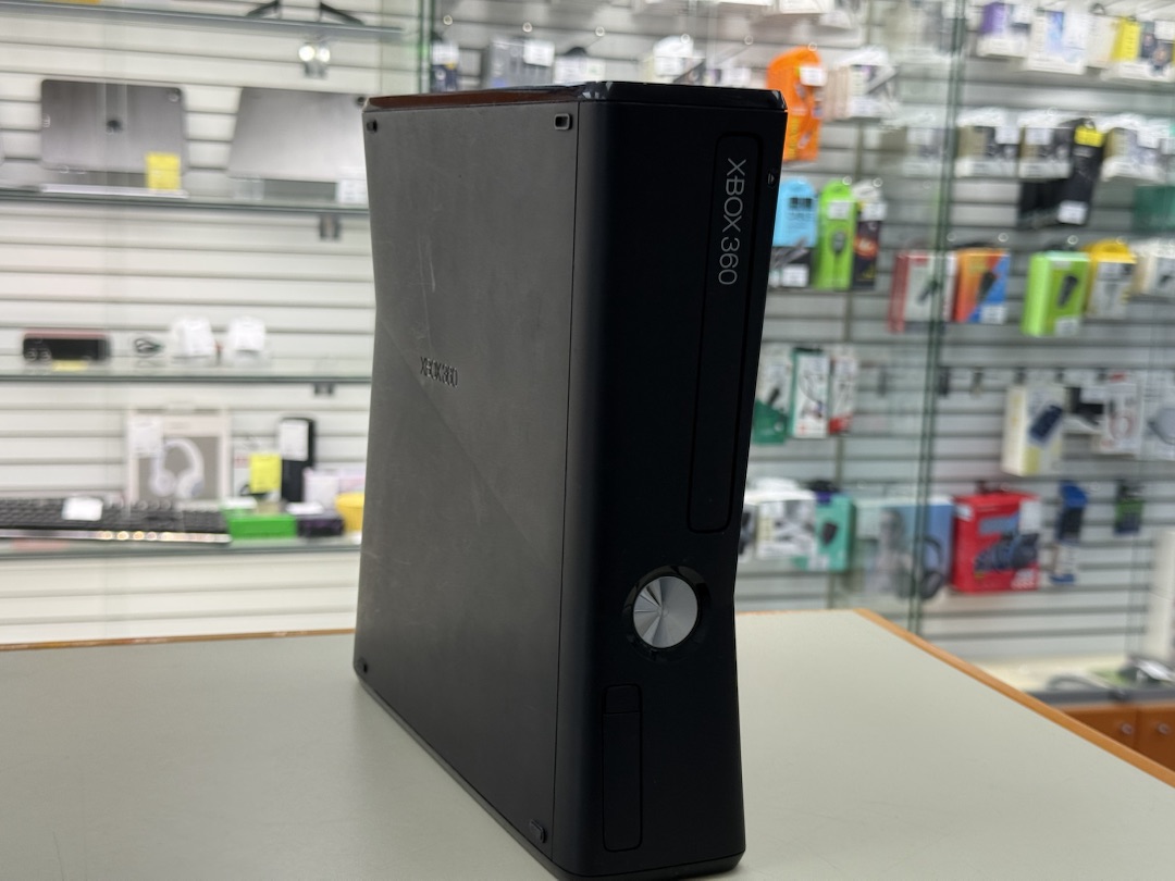 Игровая приставка Xbox 360;