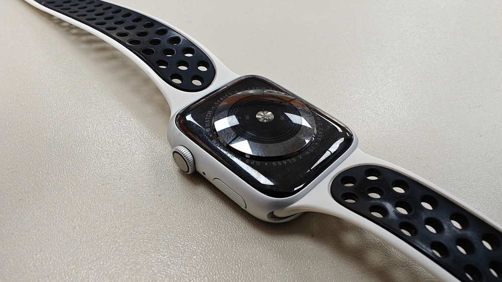 Смарт-часы Apple Watch Series 4 44 мм