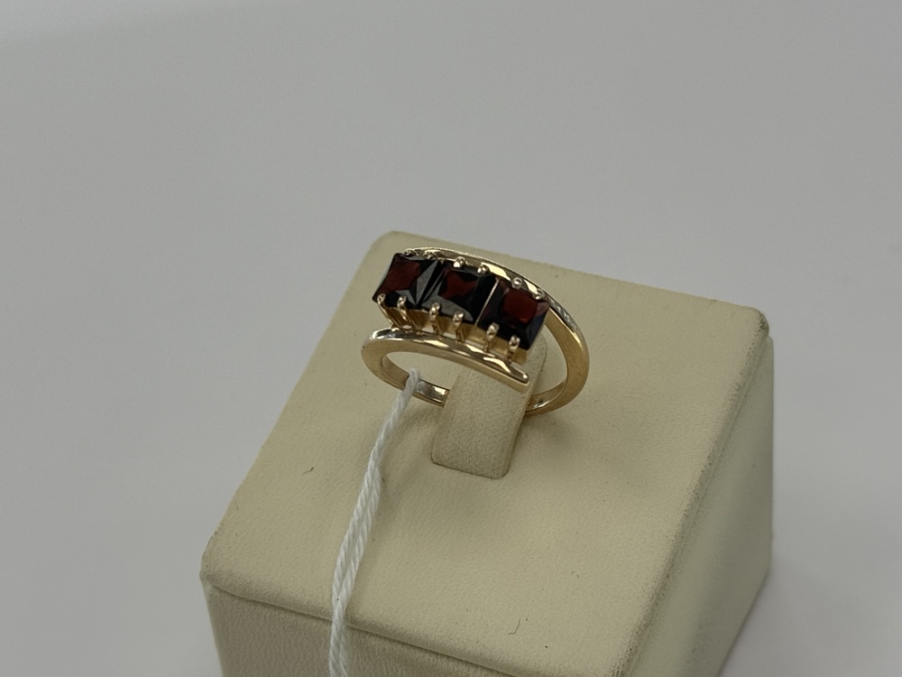 КОЛЬЦО С КАМНЯМИ (Au 585)