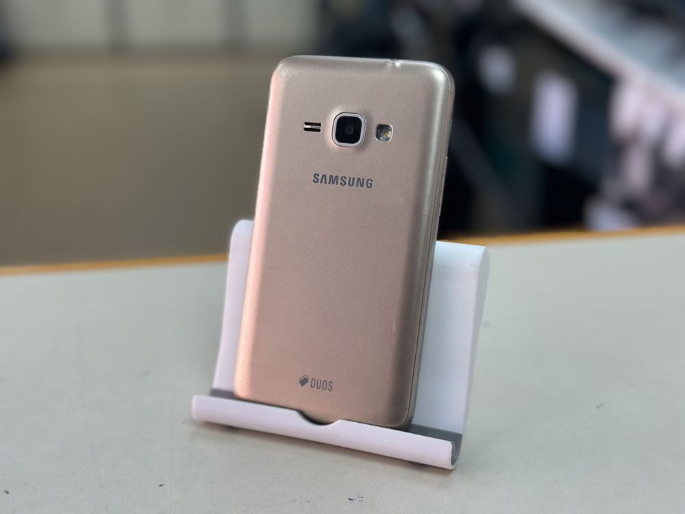Смартфон Samsung Galaxy J1 2016 1/8