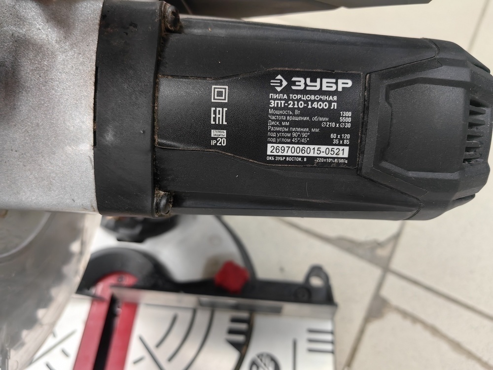 Торцовочная пила Зубр ЗПТ-210-1400Л