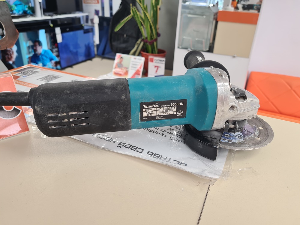 Угловая шлифмашина Makita 9558HN