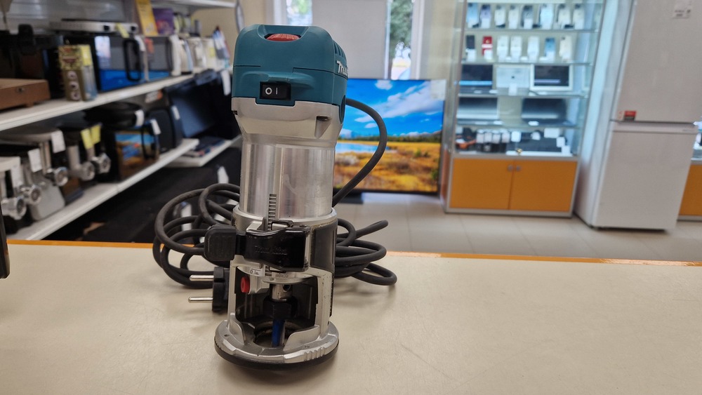 Фрезер Makita RT0700C;