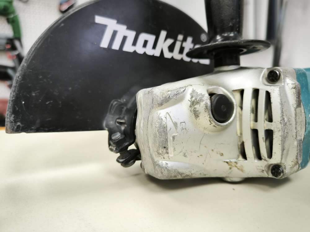 Угловая шлифмашина Makita GA9050