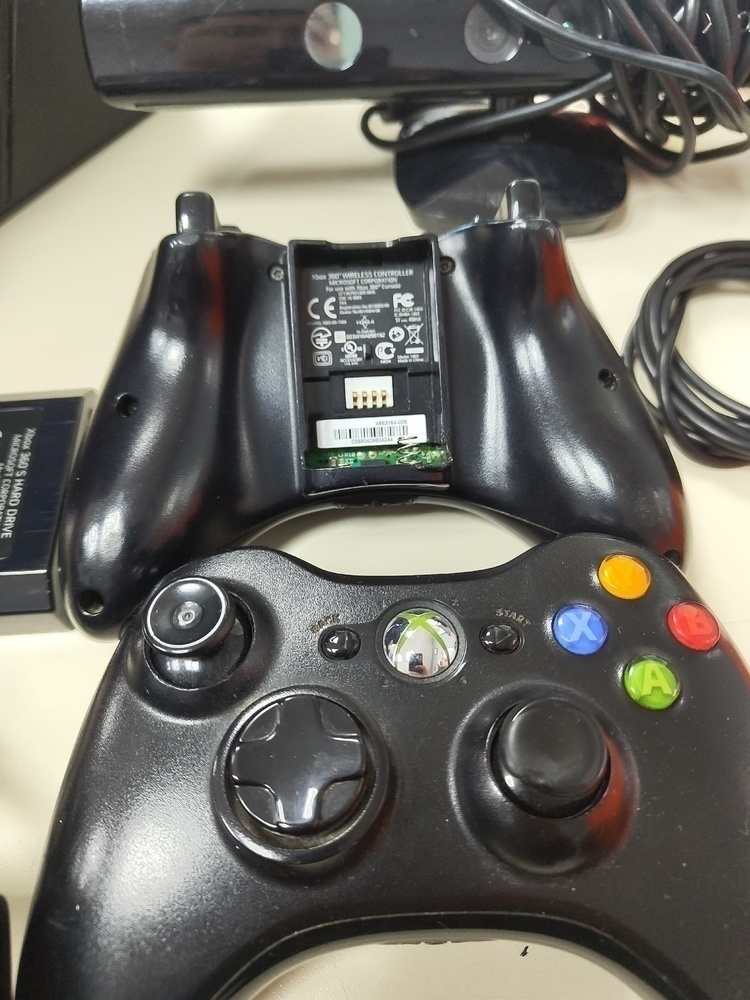 Игровая приставка Xbox 360;