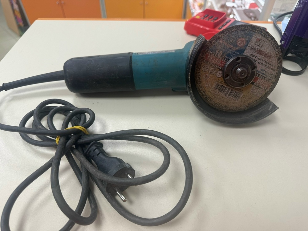 Угловая шлифмашина Makita 9558HNR