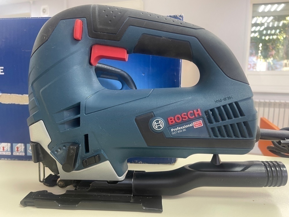 Лобзик Bosch GST 850 BE;