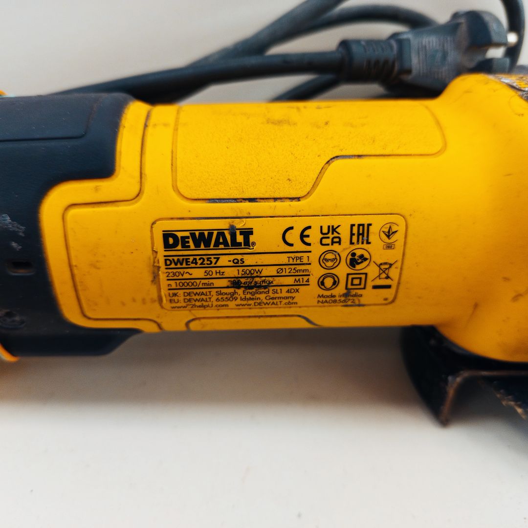 Угловая шлифмашина Dewalt DWE 4257