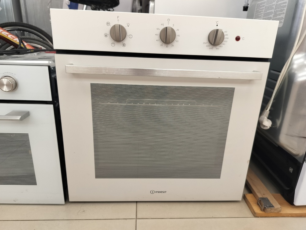 Духовой шкаф Indesit IFW 6530 WH