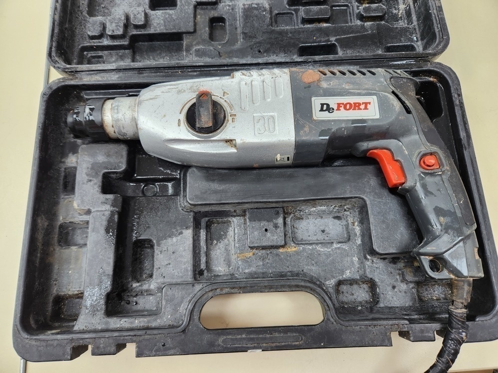 Перфоратор Defort DRH-800N-K