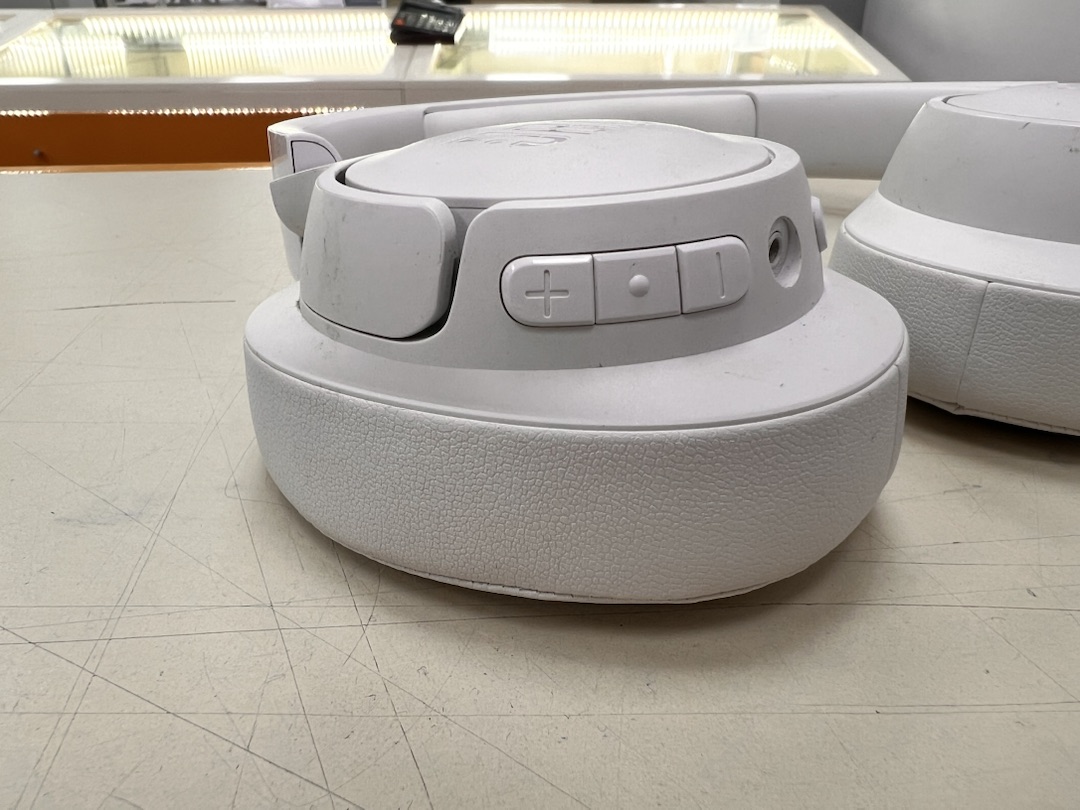 Наушники беспроводные JBL Tune 720BT;
