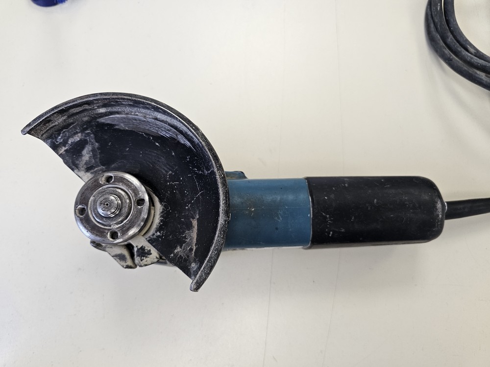 Угловая шлифмашина Makita 9555HN