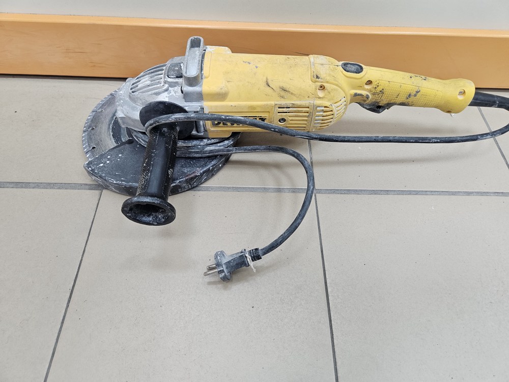 Угловая шлифмашина Dewalt DWE 490