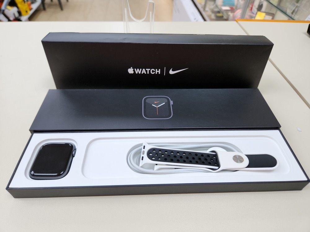 Смарт-часы Apple Watch SE 44mm