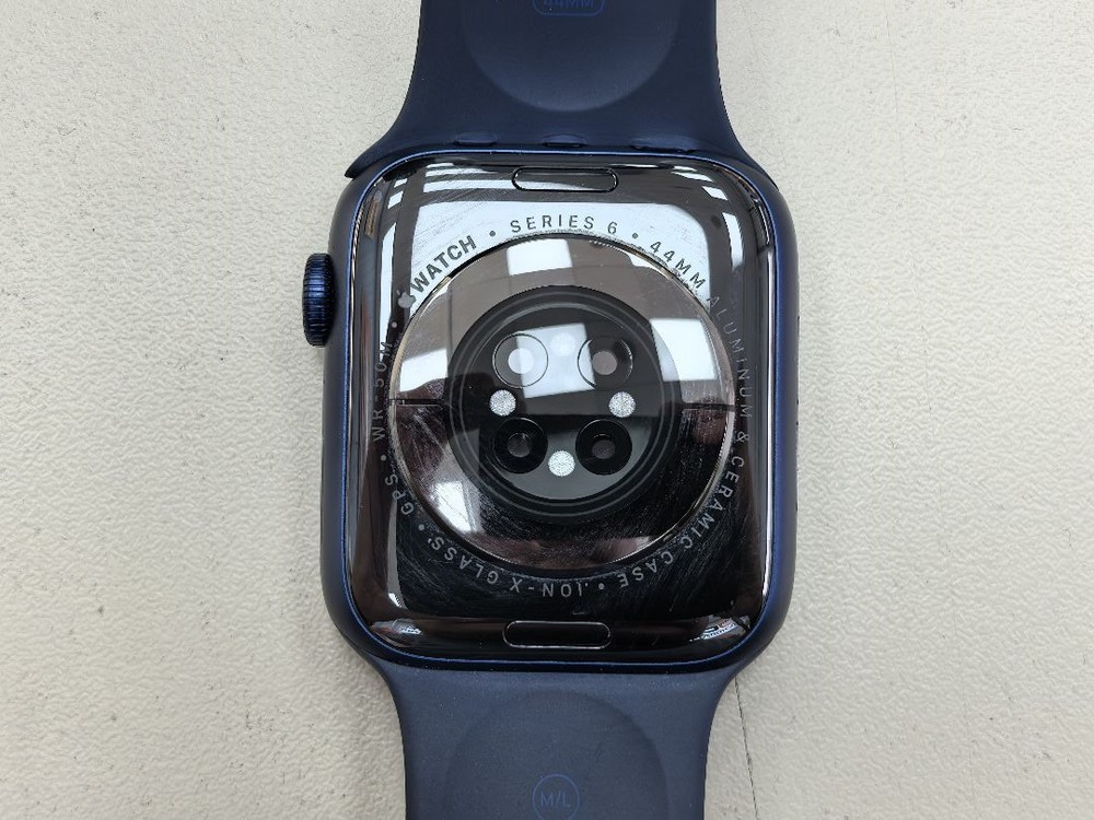 Смарт-часы Apple Watch Series 6 44 мм