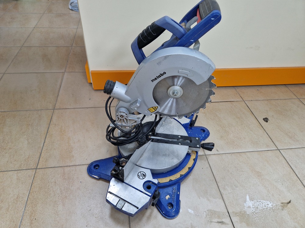 Торцовочная пила Metabo KS-216 Lasercut