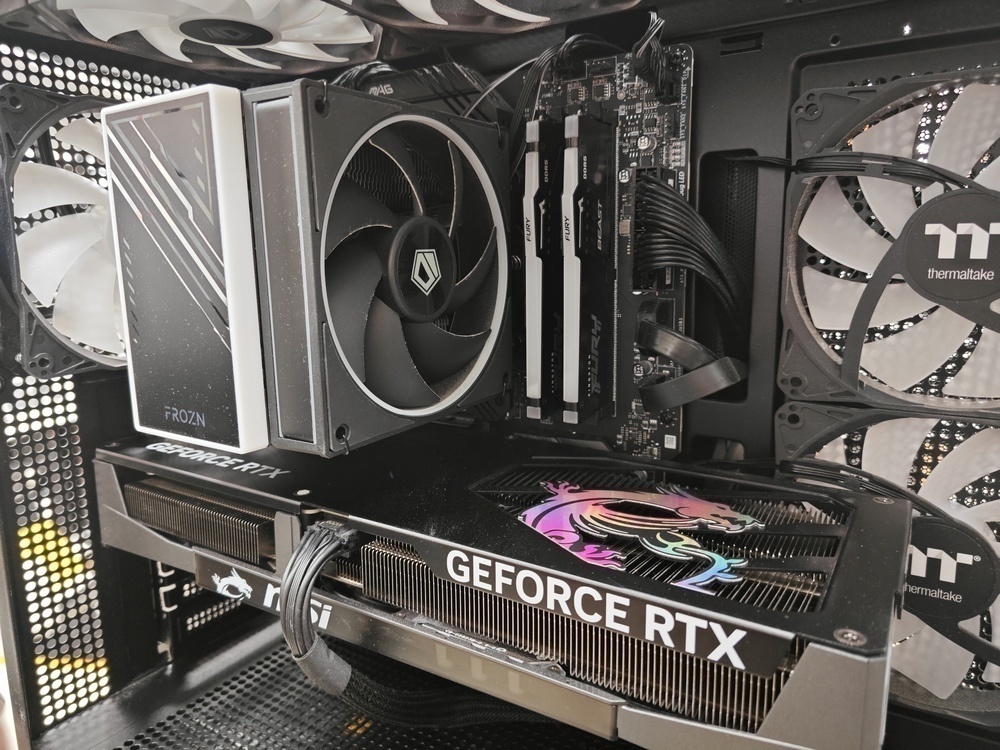 Системный блок THERMALTAKE;  Core I5-14600KF, Geforce RTX 5070, 32 Гб, 1 Tb, Нет
