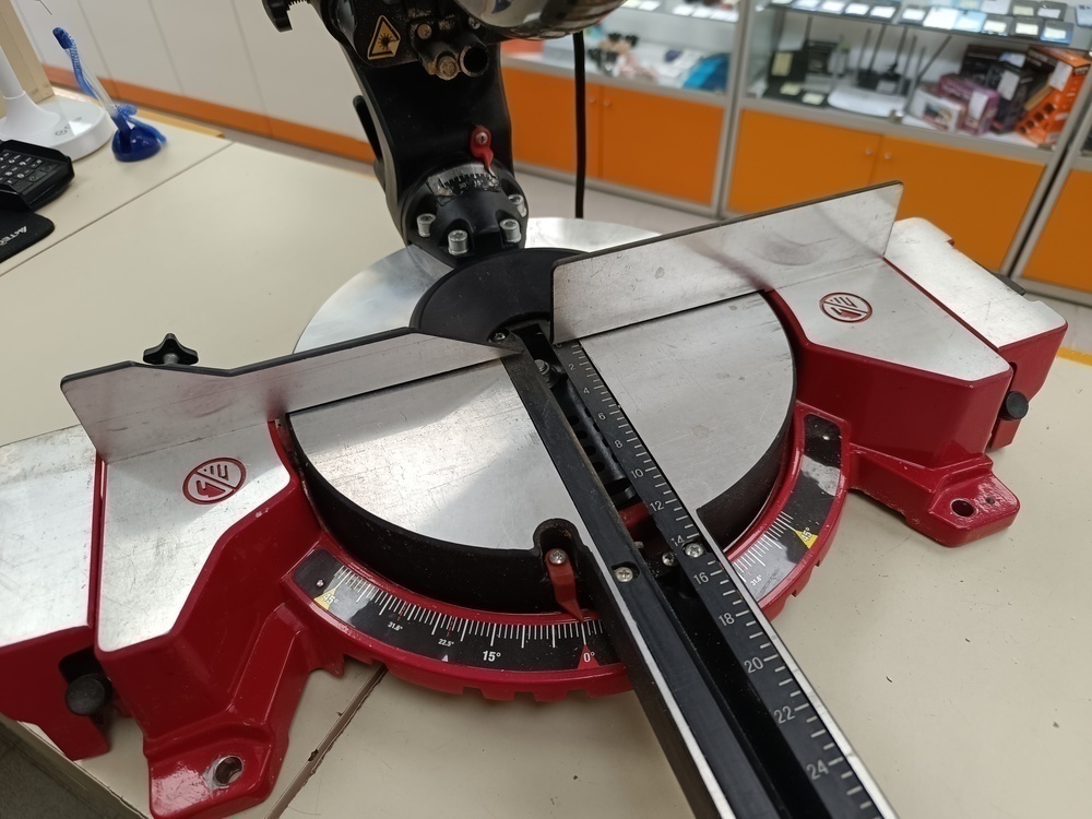 Торцовочная пила Elitech ПТ 1825К