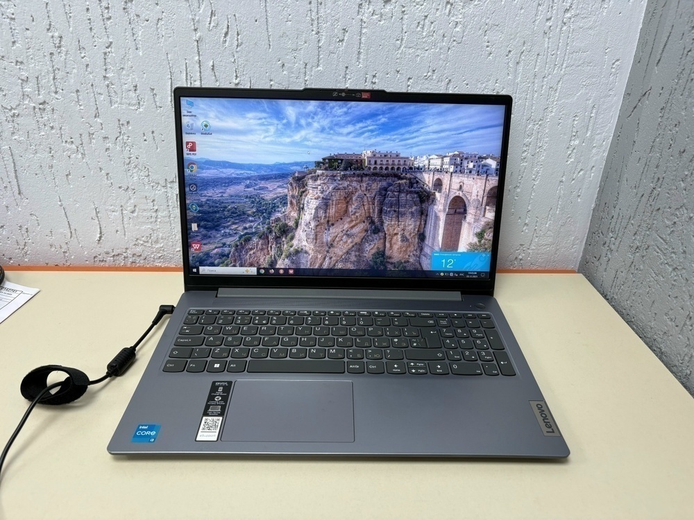 Ноутбук Lenovo; Core i3-1305U, Нет, 8 Гб, 240 Гб, Нет