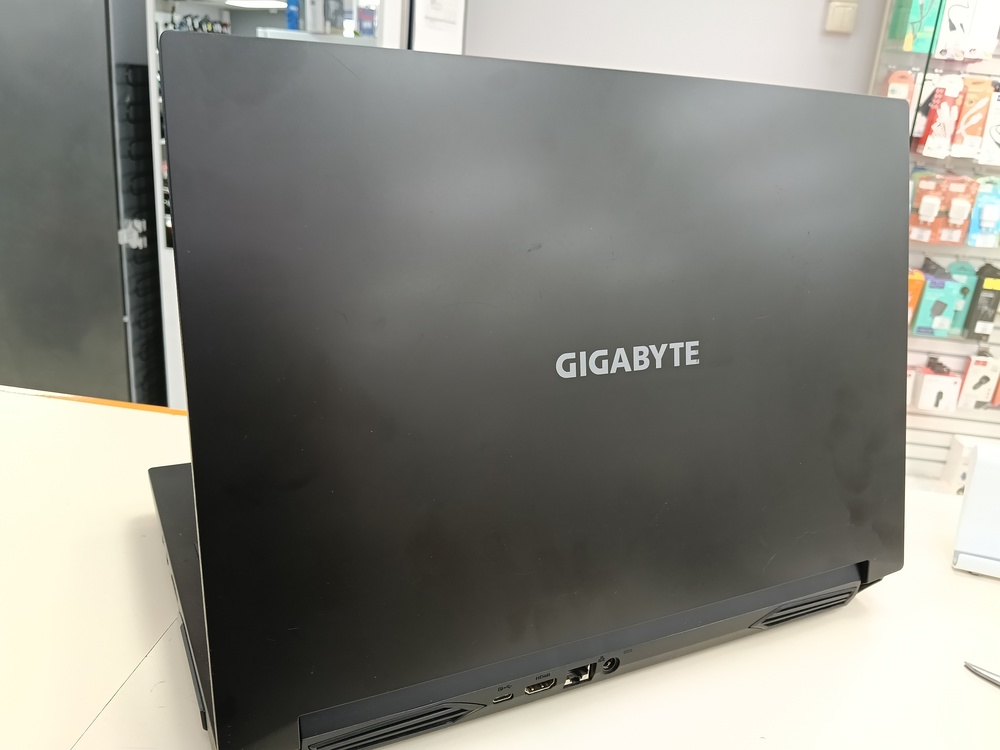 Ноутбук Gigabite;  Core I5-11400H, GeForce RTX 3060, 16 Гб, 500 Гб, Нет