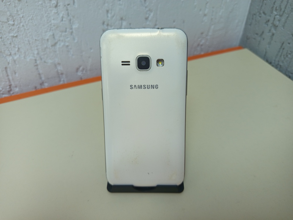 Смартфон Samsung Galaxy J1 2016 1/8
